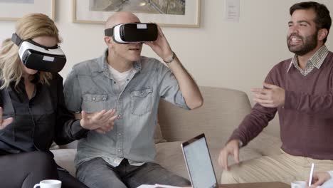 Aufgeregte-Reife-Menschen-Erleben-VR-Brillen